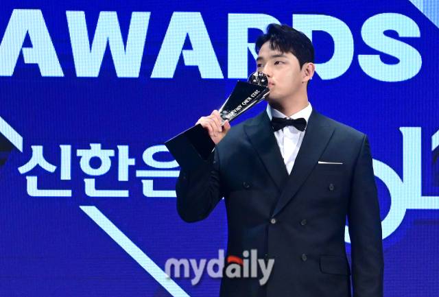 2023년 11월 27일 서울 중구 소공동 웨스틴조선호텔에서 '2023 신한은행 SOL KBO 시상식'이 열렸다. 한화 문동주가 신인상을 수상한 뒤 기뻐하고 있다./소공동=유진형 기자 zolong@mydaily.co.kr