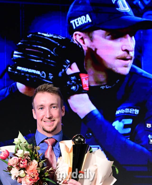 2023년 11월 27일 서울 중구 소공동 웨스틴조선호텔에서 '2023 신한은행 SOL KBO 시상식'이 열렸다. NC 페디가 MVP를 수상한 뒤 기뻐하고 있다./소공동=유진형 기자 zolong@mydaily.co.kr