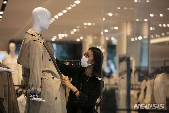 [도쿄=AP/뉴시스]일본 정부가 외국민 면세제도의 악용을 막기 위해 상품 구입 시 소비세를 부과하고 출국 시 상품을 확인한 뒤 환급해주는 제도로 개편하는 방안을 검토한다. 사진은 도쿄 시내 한 백화점 모습. 2023.11.29.