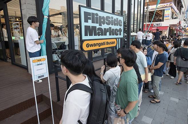 [서울=뉴시스] 28일 부산 수영구에 위치한 갤럭시 스튜디오 '부산 광안리'에서 입장을 기다리는 관람객 모습(사진=삼성전자) *재판매 및 DB 금지