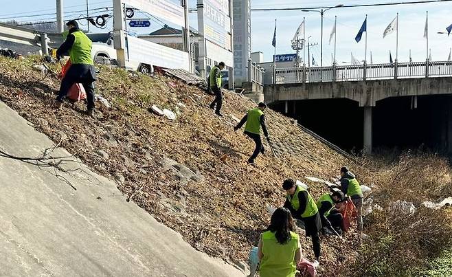 [음성=뉴시스] 영농폐기물 수거 캠페인. (사진=농협 음성군지부 제공) photo@newsis.com *재판매 및 DB 금지