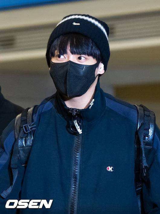 [OSEN=인천공항, 민경훈 기자] BTS(방탄소년단) 지민과 정국이 28일 오후 인천국제공항을 통해 일본에서 입국했다.BTS(방탄소년단) 정국이 입국장으로 걸어나오고 있다. 2023.11.28 / rumi@osen.co.kr