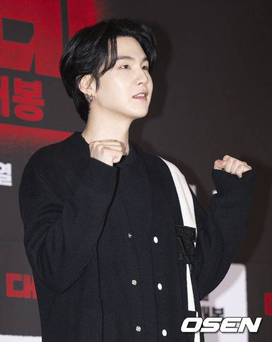 [OSEN=김성락 기자] 27일 오전 서울 강남구 메가박스 코엑스에서 영화 ‘대외비’ VIP 시사회 포토월 행사가 열렸다. 방탄소년단 슈가가 취재진을 향해 포즈를 취하고 있다. 2023.02.27/ksl0919@osen.co.kr