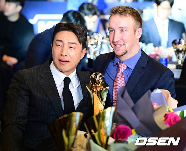 [OSEN=지형준 기자] 27일 오후 서울 중구 소공동 웨스틴조선호텔 그랜드볼룸에서 ‘2023 신한은행 SOL KBO 시상식’이 열렸다.이날 NC 다이노스 ‘에이스’ 노릇을 한 외국인 투수 에릭 페디가 2023년 KBO리그 MVP로 뽑혔다. 신인상에는 한화 문동주.MVP를 수상한 NC 페디가 손아섭가 사진을 찍고 있다. 2023.11.27 / jpnews.osen.co.kr