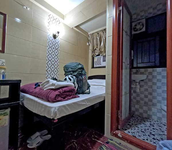 침사추이의 3만 5,000원 호텔방. 에어컨에서 오토바이 소리가 나고 너무 추운 것 외엔 다 괜찮았다. 에어컨 리모컨이 없고, 끄면 덥고, 켜면 추워서 플러그를 밤새 뺐다 꽂길 반복했다.