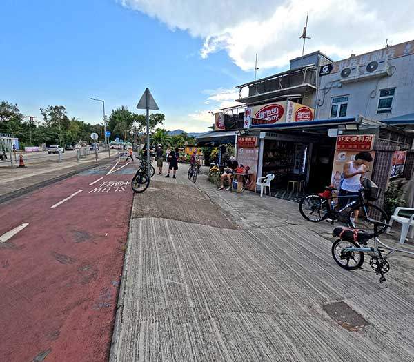 자전거길에서 만난 유일한 구멍가게. 인구에 비해 노점상이나 매점이 거의 없는 것이 의외였다.