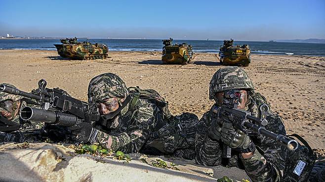 지난 21일 경북 포항 도구해안에서 실시된 합동상륙훈련 중 해병들이 상륙 후 사주경계를 하고 있다.