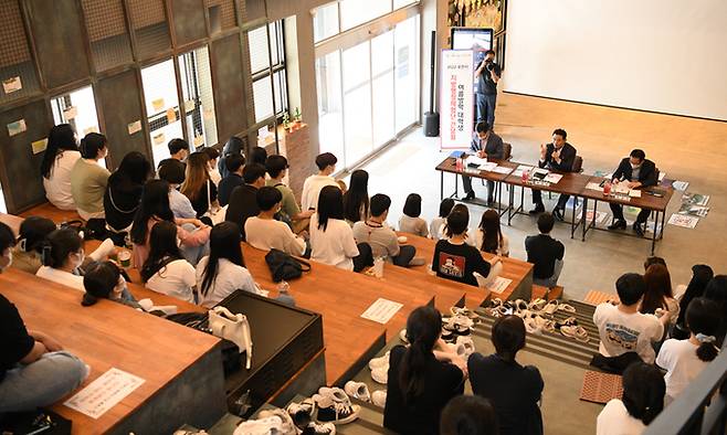 포천시가 개최한 대학생 지방행정체험 간담회에서 백영현 포천시장이 강연하고 있다. 포천시 제공