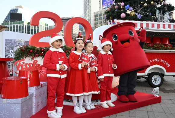 자선냄비 전달식… 올해도 성금 많이 넣어 주세요 - 28일 오전 서울광장에서 열린 ‘2023 휘슬러코리아X구세군 20년 동행, 자선냄비 전달식’에서 산타 복장을 한 어린이들이 기념촬영을 하고 있다. 한국구세군은 30일부터 본격적인 자선냄비 캠페인을 시작한다. 도준석 기자