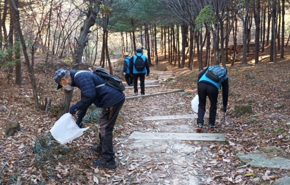 서울 관악구 어르신 일자리 사업에 참여한 주민들이 둘레길을 청소하고 있다. 관악구 제공