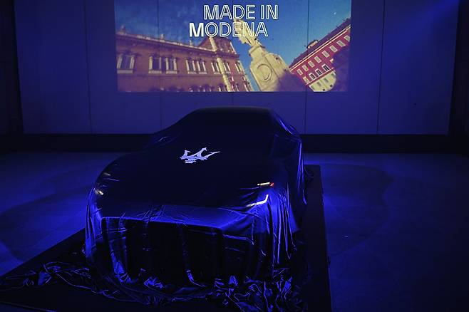 베일에 싸인 마세라티 그란투리스모. 김학수 기자