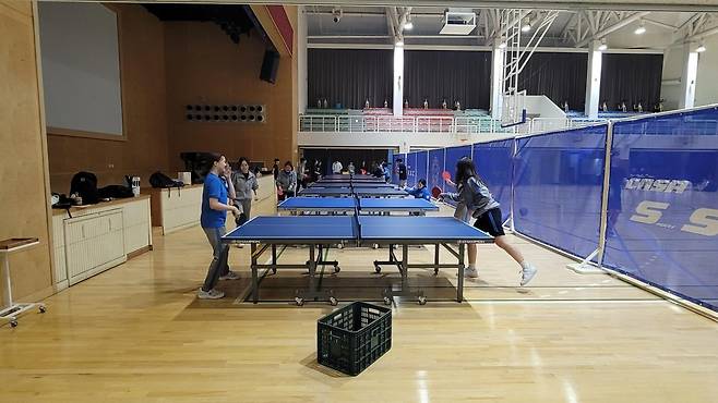 탁구부 학생들이 길게 펼쳐진 탁구대에서 랠리 연습을 하고 있다. 사진 | 조규민 학생기자