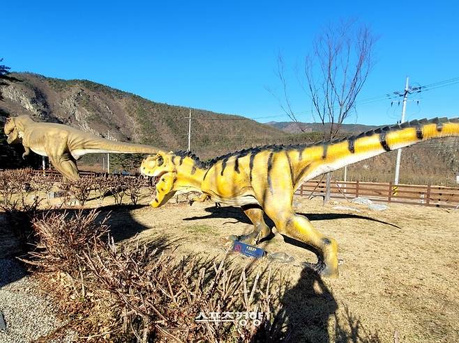 신성리 공룡 발자국 유적지의 공룡 전시물. 사진|강석봉 기자