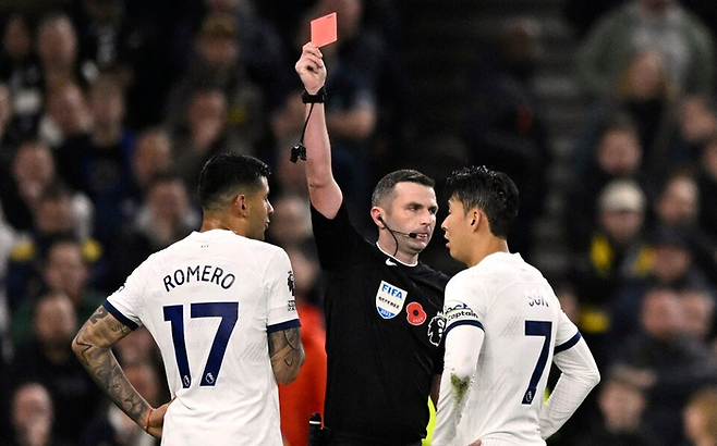EPL 토트넘 수비수 크리스티안 로메로(왼쪽)가 지난 7일 첼시와의 경기에서 반칙으로 레드카드를 받고 있다. 로이터연합뉴스