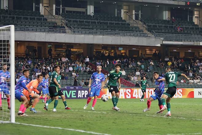 ▲ 전북은 정태욱의 퇴장 여파로 키치전 후반 45분을 10명으로 싸웠다. ⓒ전북 현대