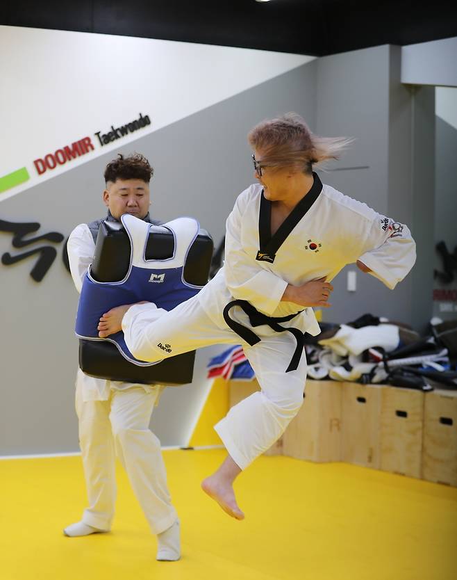 태권도 미트에 발차기하는 엄재천 선수 [촬영 강태현]