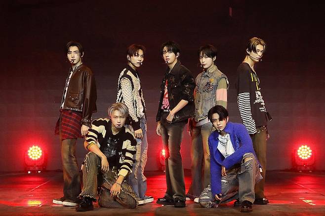 엔하이픈, 미니음반 '오렌지 블러드' 발매 기념 쇼케이스 (서울=연합뉴스) 그룹 엔하이픈이 16일 서울 광진구에서 열린 다섯 번째 미니음반 '오렌지 블러드'(ORANGE BLOOD) 발매 기념 쇼케이스에서 포즈를 취하고 있다. 2023.11.16 [빌리프랩 제공. 재판매 및 DB 금지] photo@yna.co.kr