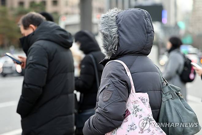 추위 속 출근 (서울=연합뉴스) 윤동진 기자 = 아침 기온이 영하권에 머문 29일 서울 세종로사거리에서 시민들이 보행신호를 기다리고 있다. 2023.11.29 mon@yna.co.kr