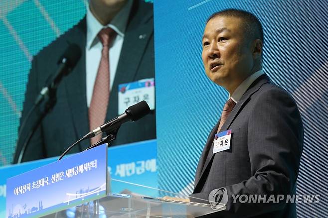 새만금산단 투자계획 설명하는 구자은 LS그룹 회장 (군산=연합뉴스) 임헌정 기자 = 구자은 LS그룹 회장이 2일 전북 군산새만금컨벤션센터(GSCO)에서 열린 '새만금 이차전지 투자협약식'에서 새만금산단 투자계획에 대해 설명하고 있다. 2023.8.2 [대통령실통신사진기자단] kane@yna.co.kr