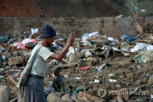 포격으로 폐허가 된 미얀마 북부 카친주 라이자 지역의 난민촌 [EPA=연합뉴스. 재판매 및 DB 금지]