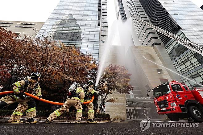 민관 소방 안전 합동 훈련 (서울=연합뉴스) 임화영 기자 = 27일 오후 서울 광진구 한 시니어 타운에서 광진구청과 소방서 주관으로 대규모 민관 소방 안전 합동 훈련이 진행되고 있다. 2023.11.27 hwayoung7@yna.co.kr