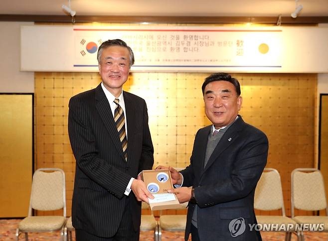 울산시-일본 아바시리시, 교류 협력 논의 (울산=연합뉴스) 김두겸 울산시장이 이끄는 울산시 해외사절단은 28일 일본 아바시리시를 방문해 두 도시 간 문화, 체육, 산업 분야 교류 협력 방안을 논의하는 간담회를 가졌다. 간담회 이후 김 시장(오른쪽)이 미즈타니 요이치 아바시리시장에게 선물을 전달하고 있다. 2023.11.28 [울산시 제공. 재판매 및 DB 금지] hkm@yna.co.kr