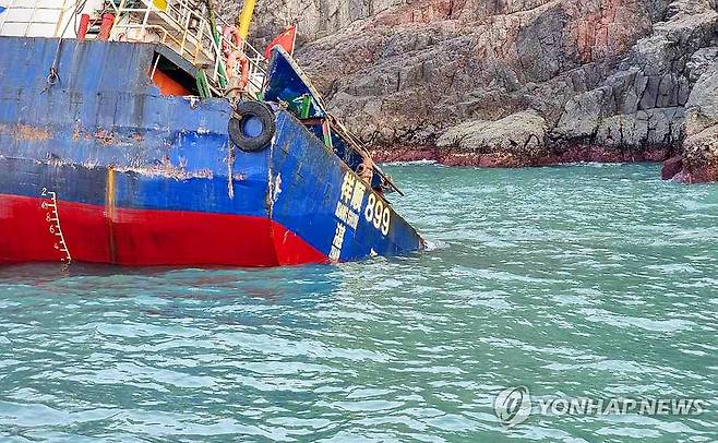 신안 해상서 좌초된 중국 화물선 (신안=연합뉴스) 29일 오전 전남 신안군 가거도 인근 해상에 200t급 중국 화물선이 좌초돼 있다. 2023.11.29 [독자 제공. 재판매 및 DB 금지] daum@yna.co.kr