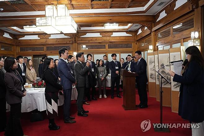 한인차세대 동포들과 간담회하는 국무조정실장 (서울=연합뉴스) 방기선 국무조정실장이 29일 오전 서울 국무총리공관에서 2023 세계한인차세대대회 참석을 위해 한국을 방문중인 20개국 한인차세대 동포들과 간담회를 하고 있다. 2023.11.29 [총리실 제공. 재판매 및 DB금지] photo@yna.co.kr