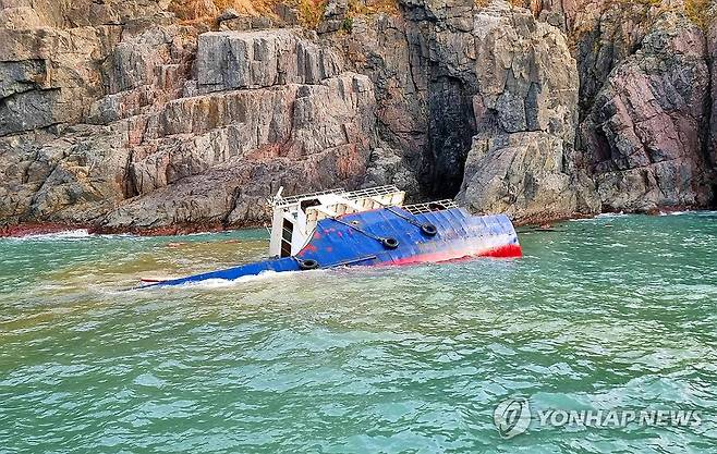 신안 해상서 좌초된 중국 화물선 (신안=연합뉴스) 29일 오전 전남 신안군 가거도 인근 해상에 200t급 중국 화물선이 좌초돼 있다. 2023.11.29 [독자 제공. 재판매 및 DB 금지] daum@yna.co.kr