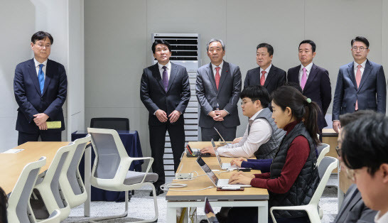 이관섭 신임 대통령실 정책실장(왼쪽부터), 황상무 시민사회수석, 한오섭 정무수석, 박춘섭 경제수석, 이도운 홍보수석, 장상윤 사회수석 등이 30일 서울 용산 대통령실 청사에서 열린 김대기 대통령 비서실장의 인사 발표 브리핑에 배석하고 있다. (사진=연합뉴스)