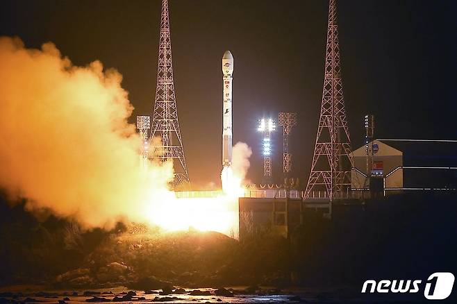 (평양 노동신문=뉴스1) = 북한 노동당 기관지 노동신문은 22일 전날인 21일 밤 발사한 군사정찰위성의 발사가 성공적으로 이뤄졌다고 주장했다. [국내에서만 사용가능. 재배포 금지. DB 금지. For Use Only in the Republic of Korea. Redistribution Prohibited] rodongphoto@news1.kr