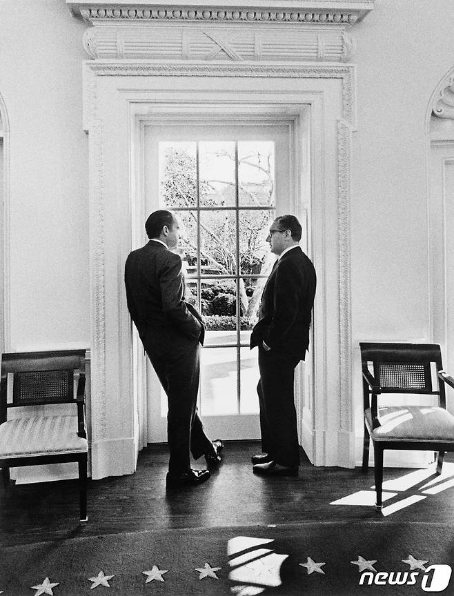 리처드 닉슨 미국 전 대통령(왼쪽)과 헨리 키신저 당시 미국 국가안보보좌관이 1971년 2월10일 미국 워싱턴의 백악관 집무실 창문 앞에 서 있다. 1971.02.10 ⓒ 로이터=뉴스1 ⓒ News1 정지윤 기자