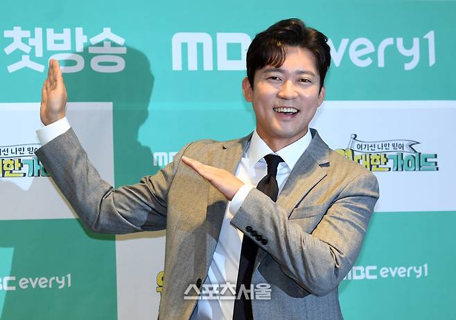 김대호 아나운서가 16일 오후 서울 마포구 상암동 스탠포드 호텔에서 진행된 MBC 에브리원 예능 ‘위대한 가이드’ 제작발표회에서 취재진을 향해 포즈를 취하고 있다. 박진업기자 upandup@sportsseoul.com