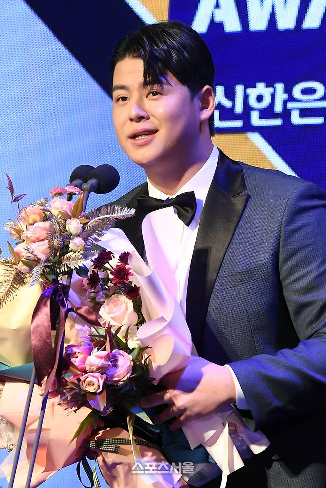 한화 이글스 노시환이 27일 서울 중구 웨스틴조선서울 그랜드볼룸에서 진행된 2023 KBO 시상식에서 홈런상-타점상을 수상 뒤 소감을 밝히고 있다. 2023. 11. 27.  박진업기자 upandup@sportsseoul.com