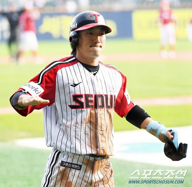 2023 KBO리그 LG 트윈스와 SSG 랜더스의 DH 1차전이 17일 잠실구장에서 열렸다. 6회말 무사 1루 LG 신민재가 김현수 안타 때 홈을 파고들고 있다. 잠실=박재만 기자pjm@sportschosun.com/2023.09.17/