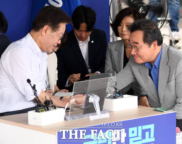 이 전 대표가 지난 9월 서울 여의도 국회 본청 앞 천막을 찾아 무기한 단식에 나섰던 이재명 대표를 만나 손을 잡는 모습. /이새롬 기자