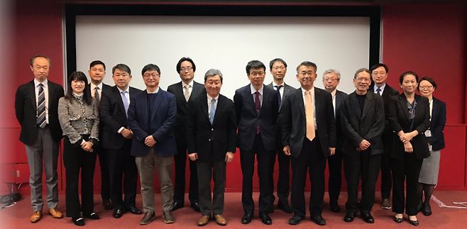 일본 도쿄에서 열린 'KHIDI-AMED 한일 공동 재생의료 분야 심포지엄' 참석자들이 기념촬영을 하고 있다.[사진제공=한국보건산업진흥원]