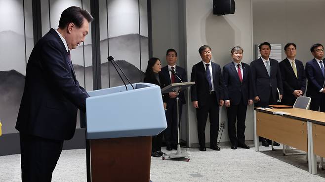 윤석열 대통령이 29일 서울 용산 대통령실 청사에서 2030 엑스포 부산 유치 실패와 관련해 대국민 담화를 하고 있다. 오른쪽엔 김대기 비서실장, 조태용 국가안보실장 등이 굳은 표정으로 윤 대통령의 담화를 듣고 있다./연합뉴스