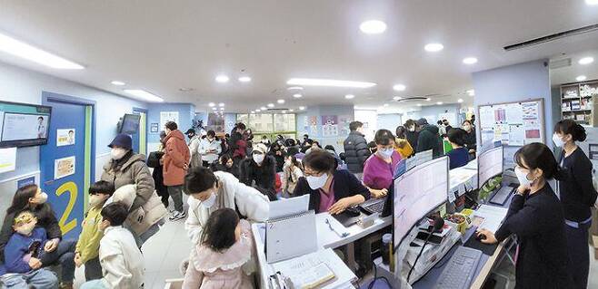 지난 5일 일요일 오전 서울 구로구에 있는 우리아이들병원 소아과 외래에 몰려든 아기 환자와 부모들이 대기실을 꽉 채우고 있다. /김철중 기자