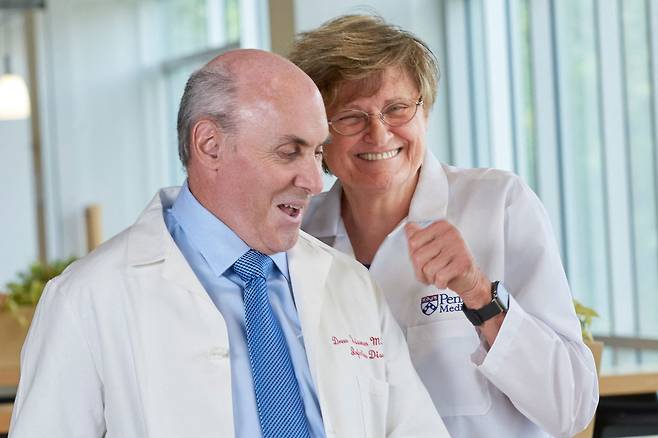 올해 노벨 생리의학생을 수상한 커털린 커리코 독일 바이오엔테크 수석 부사장(오른쪽)과 드루 와이스먼 미국 펜실베이니아대 의대 교수. /로이터 뉴스1