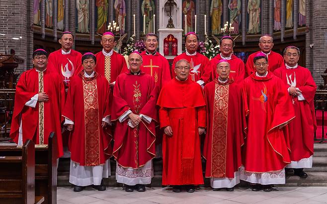 천주교 서울대교구장 염수정 추기경이 30일 오전 서울  명동대성당에서 이임 감사 미사를 봉헌한 뒤 미사와 환송식에 참석한 주교들과 기념촬영을 하고 있다. /사진공동취재단