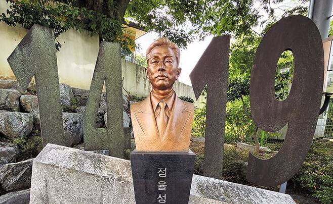 전남 화순군 능주초등학교에 설치된 정율성 흉상. /김영근 기자