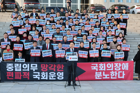 국민의힘 김기현 대표가 30일 오후 국회 본청 앞 계단에서 열린 국회의장 사퇴촉구 및 의회폭거 규탄대회에서 규탄사를 하고 있다. 사진=연합뉴스