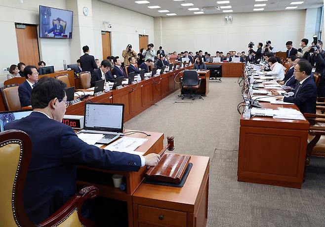 김상훈 국회 기재위원장이 13일 오후 서울 여의도 국회에서 열린 기획재정위원회 전체회의에서 의사봉을 두드리고 있다. 2023.11.13. 뉴스1