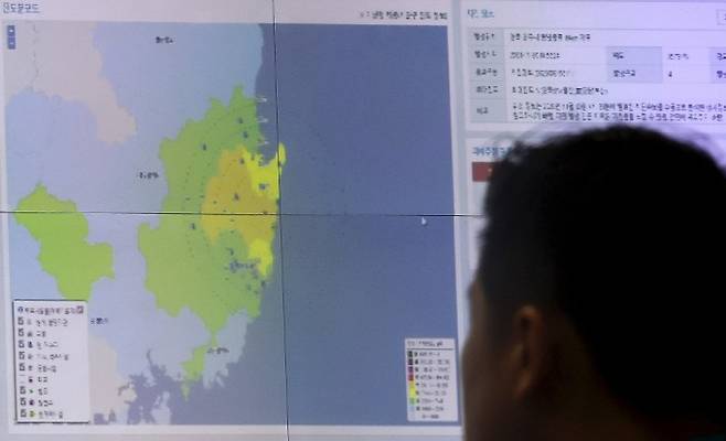 중앙재난안전대책본부 관계자가 30일 오전 정부서울청사 서울상황센터에서 경주 지진 상황을 점검하고 있다. 연합뉴스 제공.