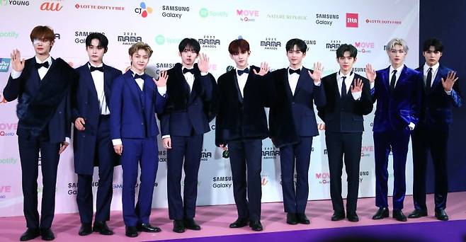 (도쿄(일본)=뉴스1) 권현진 기자 = 제로베이스원 김규빈(왼쪽부터)과 김지웅, 석매튜, 한유진, 장하오, 성한빈, 김태래, 라키, 박건욱이 29일 일본 도쿄돔에서 열린 ‘2023 마마 어워즈(2023 MAMA AWARDS)’에서 포즈를 취하고 있다. 2023.11.29/뉴스1 /사진=뉴스1화상