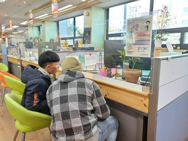 미얀마 출신 이주노동자들이 12일 오전 10시께 경기도 의정부시에 있는 의정부외국인노동자지원센터에서 상담을 받고 있다. 이준희 기자