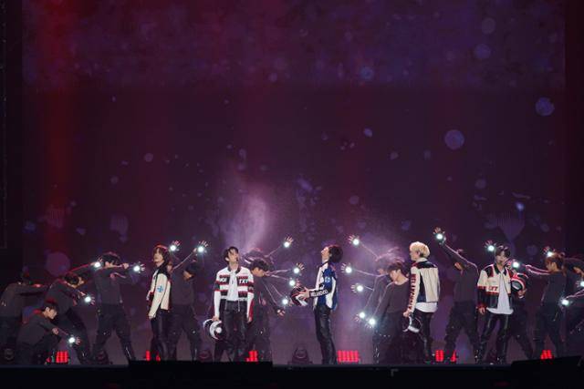 그룹 투모로우바이투게더가 28일 일본 도쿄돔에서 열린 K팝 음악 시상식 '2023 MAMA 어워즈'에서 월드와이드 팬 초이스 부문 수상자로 선정된 뒤 공연하고 있다. CJ ENM 제공