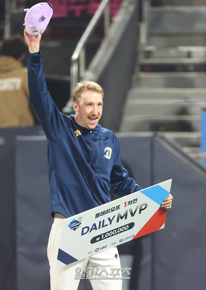 2023 KBO 프로야구 포스트시즌 KT 위즈와 NC 다이노스의 플레이오프 1차전 경기가 30일 오후 수원kt위즈파크에서 열렸다. 1차전 데일리MVP에 선정된 NC 선발 페디가 상패를 받고 팬들의 연호에 답하고 있다. 수원=김민규 기자 mgkim1@edaily.co.kr /2023.10.30/