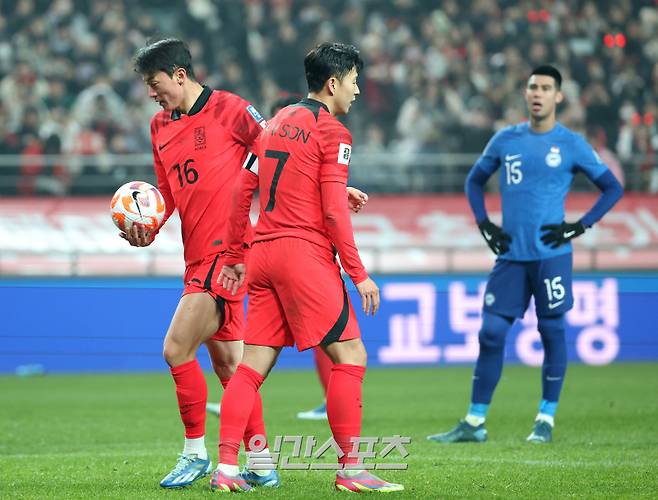 손흥민이 16일 오후 서울 상암동 서울월드컵경기장에서 열린 2026 북중미 월드컵 아시아지역 2차 예선 대한민국과 싱가포르의 경기에서 후반 설영우가 얻어낸 패널티킥을 황의조에게 넘겨주고 있다. 상암=김민규 기자 mgkim1@edaily.co.kr /2023.11.16/
